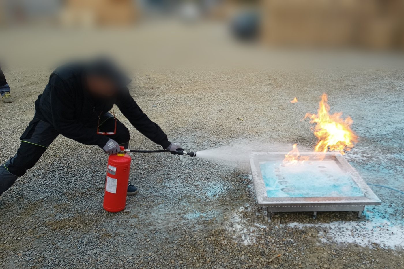 Esercitazione pratica con estintore durante un corso per addetti antincendio